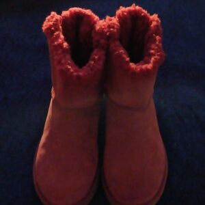 Red UGG BOOTIE  SIZE7 PREOWNED